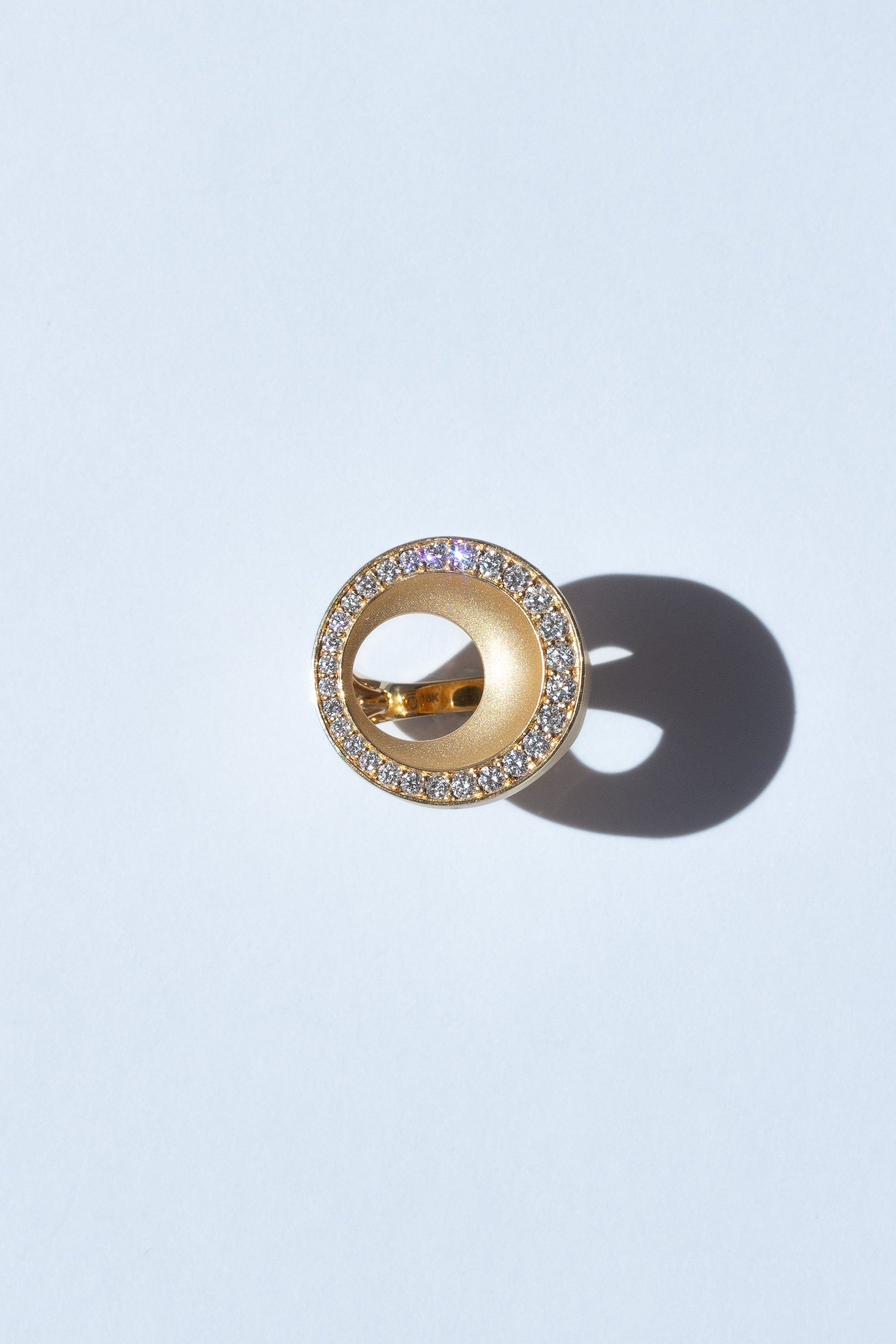 18k Gold ring set with white diamonds and an empty center