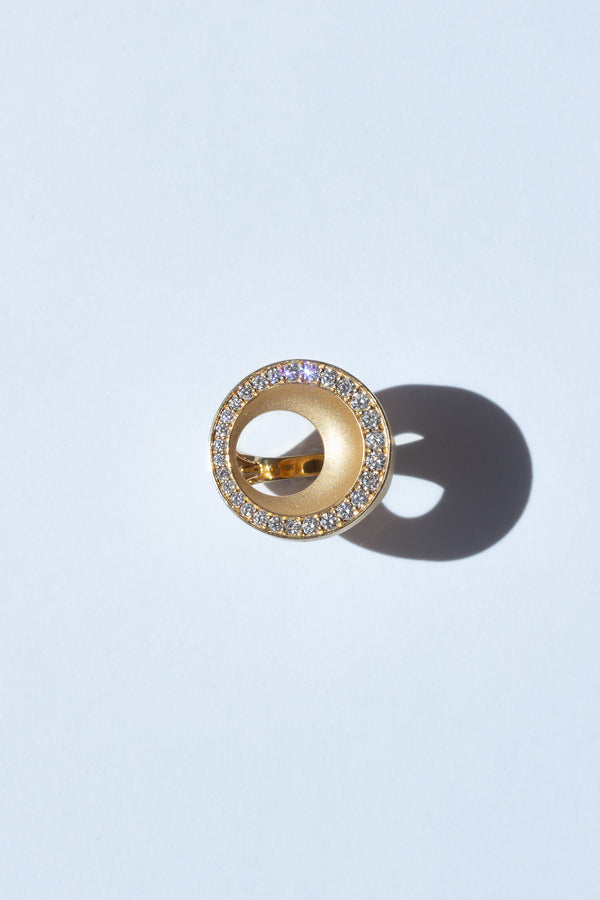18k Gold ring set with white diamonds and an empty center