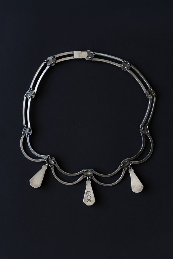 Reverse view of Los Castillo Taxco sterling silver pendulum necklace showing link construction and clasp
